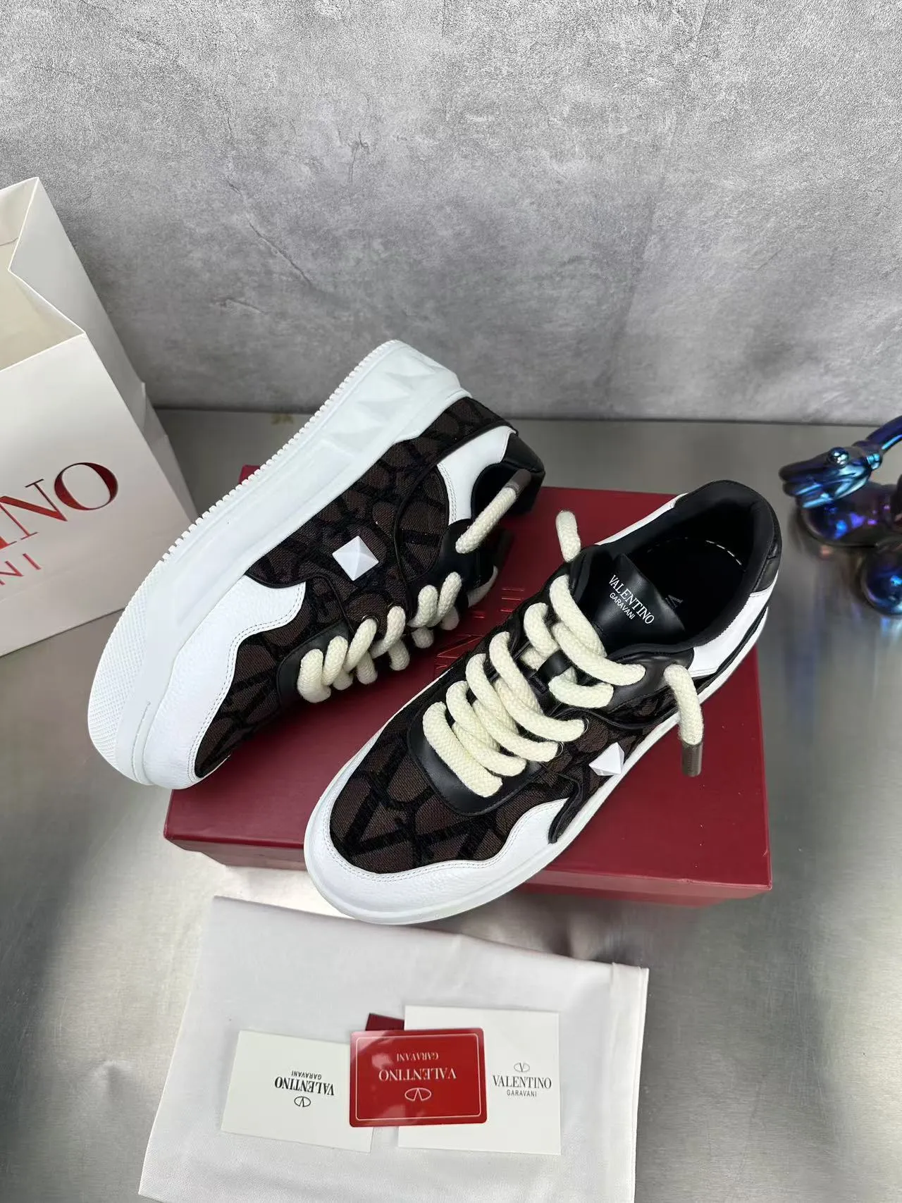 👟👟Ex-factory price 640👟👟 🔺Valentino🔺Valentino new casual shoes 2023 latest model hot style for catwalk couples, thick shoelaces, the same style as Elsa Hosk, Zhang Yixing, Guan Xiaotong and many other stars 🔥 Top version + lasting process, full oil edge on the upper. Fabric: Customized cowhide + cowhide lining with breathable mesh. Outsole: original molded TPU thickened outsole. Size for women is 35-40. Men’s size is 39-45.